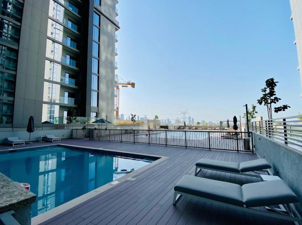 P156 P379Swimming pools work @ Sobha Hartland Phase 1 45 Villas Nad Al Sheba Dubai 1